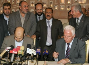 Moussa Abu Marzouk (esquerda) e Azzam Al Ahmed, baixo a mirada de Ali Abdullah Saleh (de pé, no centro)