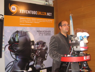 Rubén Cela, no acto de presentación, co robot RATO