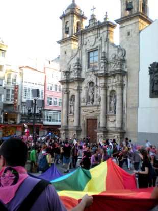 Imaxe dunha marcha do orgullo na cidade da Coruña (Maribolheras Precarias)