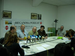 A xuntanza do Comité Cidadán este xoves: segundo pola esquerda, Bernardo Bastida