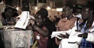 Mulleres angolanas exercendo o seu dereito ao voto