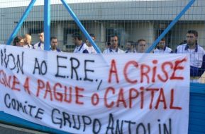 Traballadores do Grupo Antolín, que fabrica pezas para Citroën, maniféstándose contra un ERE, en outubro do ano pasado / CIG