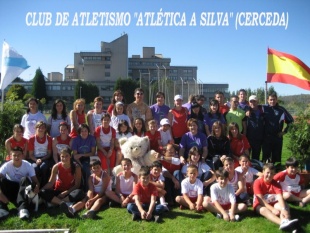 Moitos dos membros do clube, este verán en Compostela (mascota incluída)