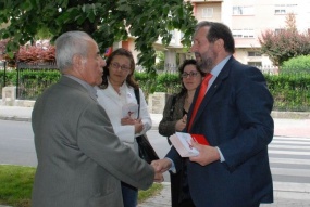 Xosé Clemente López Orozco conversa cun veciño durante a pasada campaña electoral