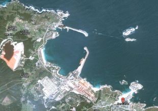 Imaxe, de Google Maps, na que se aprecian os dous diques do porto de Alcoa (clique para ampliar)