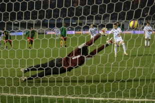 A estirada de Kameni, cando tentaba pararlle o gol á irmandiña. o 27 de decembro en Balaídos