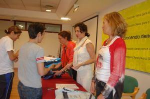 Ánxela Bugallo, Marta Souto e Carme Adán entregando o equipamento ás irmandiñas