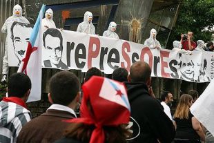 Militantes de Ceivar sostendo unha faixa na manifestación de Causa Galiza, do Día da Patria