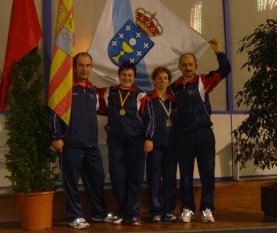 A muller da esquerda é Azucena Bermúdez (medalla en salto de lonxitude). A outra é Pilar Regueira (medalla en peso e salto de lonxitude)