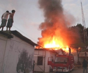 Algunhas imaxes dos lumes que seguiron ás protestas dos simpatizantes da Fretilin / Agência Lusa