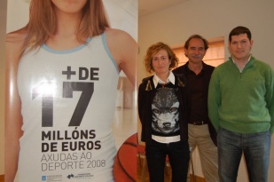 Marta Souto con Ramón Brigos (subdirector xeral para o Deporte), e Javier Rico (xerente Fundación Deporte Galego)
