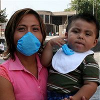 Unha moza mexicana sostén o seu neno / Imaxe: BBC