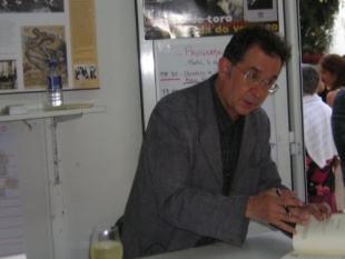 Suso de Toro asinando libros na Feira do Libro do ano pasado en Vigo