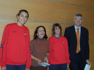 As xogadoras Alba Torréns e Gema García con M. Xesús López Escudero e o vicepresidente do clube, Felipe Carrascosa