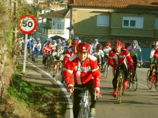Un momento no percorrido con ciclistas do CC Guardés e da escola de ciclismo do CC Rosal, desenvolvido o sábado
