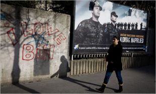 Un cartaz en Sarajevo promovendo a alianza entre o Exército bosnio e as forzas de paz da UE (clique para ampliar)