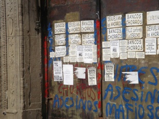 Unha porta do Bank Boston, anos despois, aínda amosa a rabia da poboación. Flickr: Experiencias de viagem de 1 brasileiro