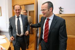 O conselleiro de Educación, Jesús Vázquez, recibindo o presidente da Deputación de Pontevedra, Rafael Louzán (PPdeG) a pasada semana