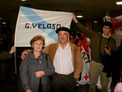 Os pais de Gustavo C. Veloso, agardándoo no aeroporto