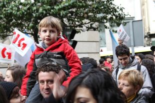 Ambiente festivo na manifestación, con xente de todas as idades, principalmente, pais e fillos (clique para ampliar)