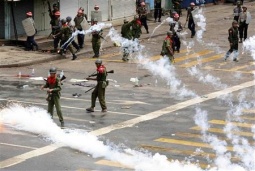 O exército disparou botes de fume para dispersar as protestas, este xoves en Rangún