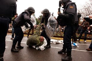 Momento no que deteñen ao membro de Nós-UP, Carlos Morais, cando aínda non partira a manifestación / Imaxe: Nós-UP