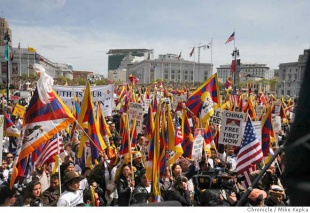 Imaxes das manifestacións a prol da independencia do Tíbet ao paso do facho olímpico polos EUA