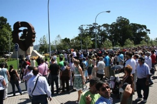 Medio milleiro de persoas achegáronse á inauguración da estatua, este sábado en Bastiagueiros (clique para ampliar)