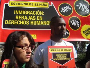Activistas de AI concentrados fronte ao Congreso, lembrándolle ao goberno español que "os derechos dos inmigrantes nod admiten rebaixas"