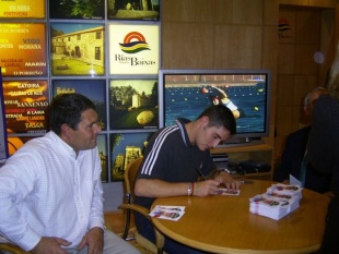 Cal asinando autógrafos cos seus patrocinadores, Turismo Rías Baixas