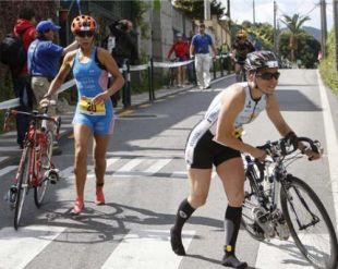 A bicicleta é a disciplina na que Saleta (esquerda) se sente máis cómoda