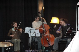 Begora Riobó, Pablo Pérez e Vadim Yukhnevich póñenlle música a Boas Noites. Foto: L. R.