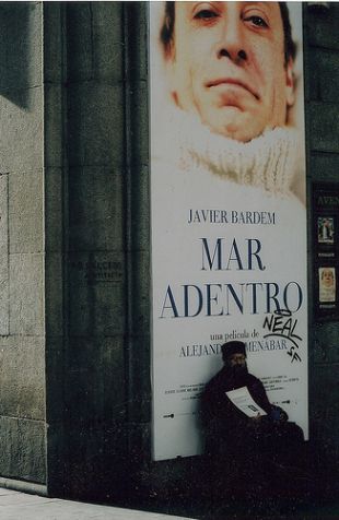 Este home recollía sinaturas para que lle axudasen a levar a cabo a eutanasia, baixo o cartel do filme de Amenábar / Flickr: elTato