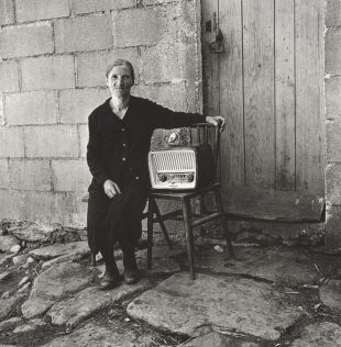 Unha das súas imaxes máis coñecidas: unha muller cunha radio que os seus parentes trouxeron da emigración