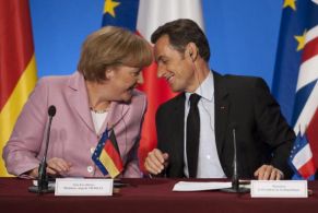 O presidente fracés, Sarkozy, falando coa chanceler alemá, Angela Merkel durante a xuntanza / Imaxe: Le Monde