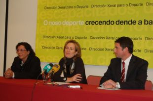 Pili Neira, á esquerda, cando foi presentada por Marta Souto como seleccionadora nacional de fútbol feminino