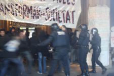 Os Mossos detendo a Enric Duran, no edificio histórico da UB esta terza feira