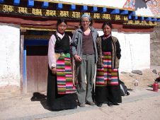 Turista con dúas mozas tibetanas. Imaxe tirada en 2006, cando se abriu o tren chinés cara o Tíbet / Flicrk: alickmighall