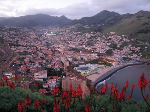 Unha vista elevada da cidade de Machico, en Madeira. A illa vive, principalmente, do turismo / Flickr: watz