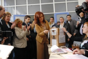 Cristina Fernández votando. Todas as fotos son da Axencia Telam
