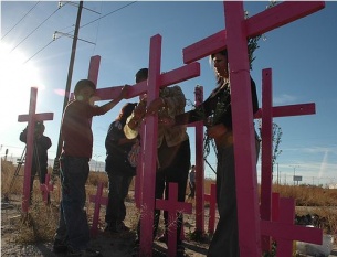 Colocando as cruces rosas das "mortas de Juárez". Flickr. [:)]Fernando[:)]