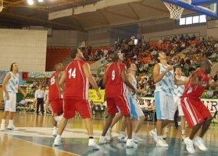 Dúas imaxes do baloncesto galego. As mulleres e os homes de Galiza, nos seus partidos contra Cuba