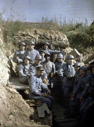 Un grupo de soldados nunha trincheira na Primeira Guerra Mundial