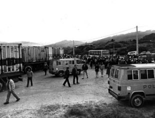 Traballadores de Alúmina  impiden a entrada dos bidóns do Casón na fábrica / Imaxe da época, de El Progreso)