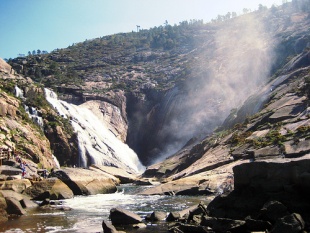 Unha imaxe da fervenza do Xallas, situada ao pé do monte Ézaro. Xusto por riba está a presa da Fervenza, xestionada por Ferroatlántica / Flickr: surfercosmovision