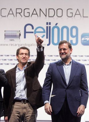 Feijoo a carón de Rajoy, nun mitin