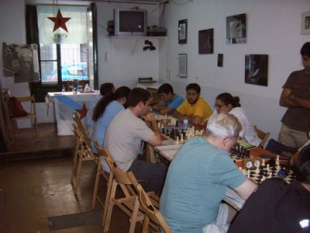 Torneo de xadrez disputado no local social da Revira, unha das múltiplas actividades que se desenvolven no centro