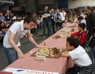 Iván Salgado (de pé) xogando varias partidas simultaneamente (clic para ampliar)