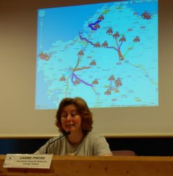 A secretaria xeral do SLG, Carme Freire, amosando o mapa cos percorridos da tractorada