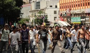 Despois das protestas uigures, centos de persoas da etnia Han saíron ás rúas armadas con paus e barras de ferro / Imaxe: BBC